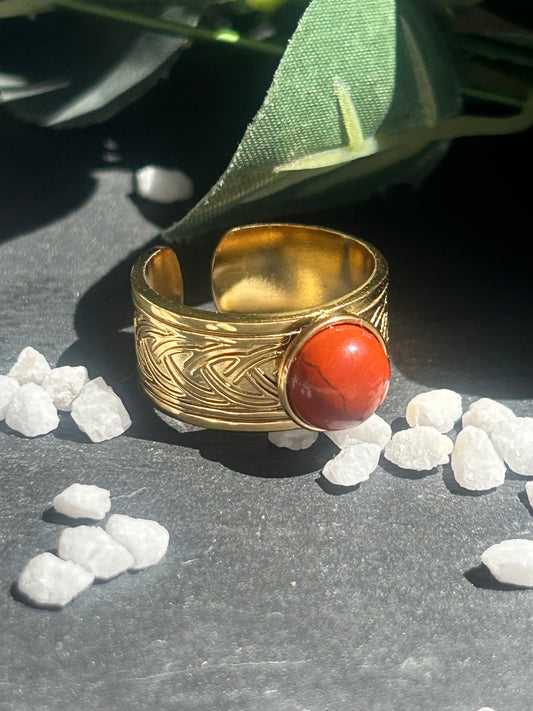 Bague Sylmor réglable à monture large texturée en acier inoxydable doré, ornée d’un cabochon rond en jaspe rouge.