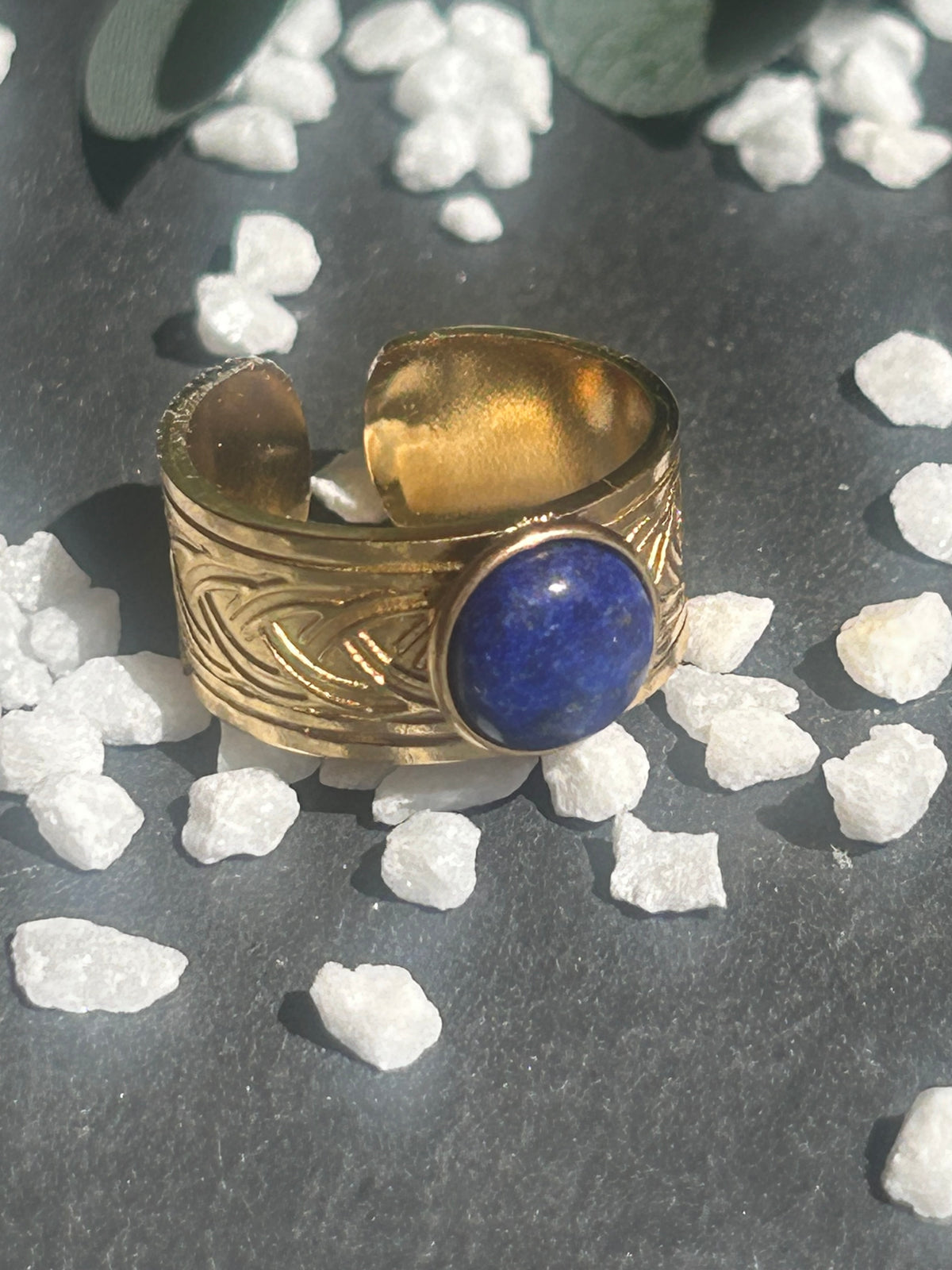 Bague Sylmor réglable à monture large texturée en acier inoxydable doré, ornée d’un cabochon rond en lapis-lazuli bleu.