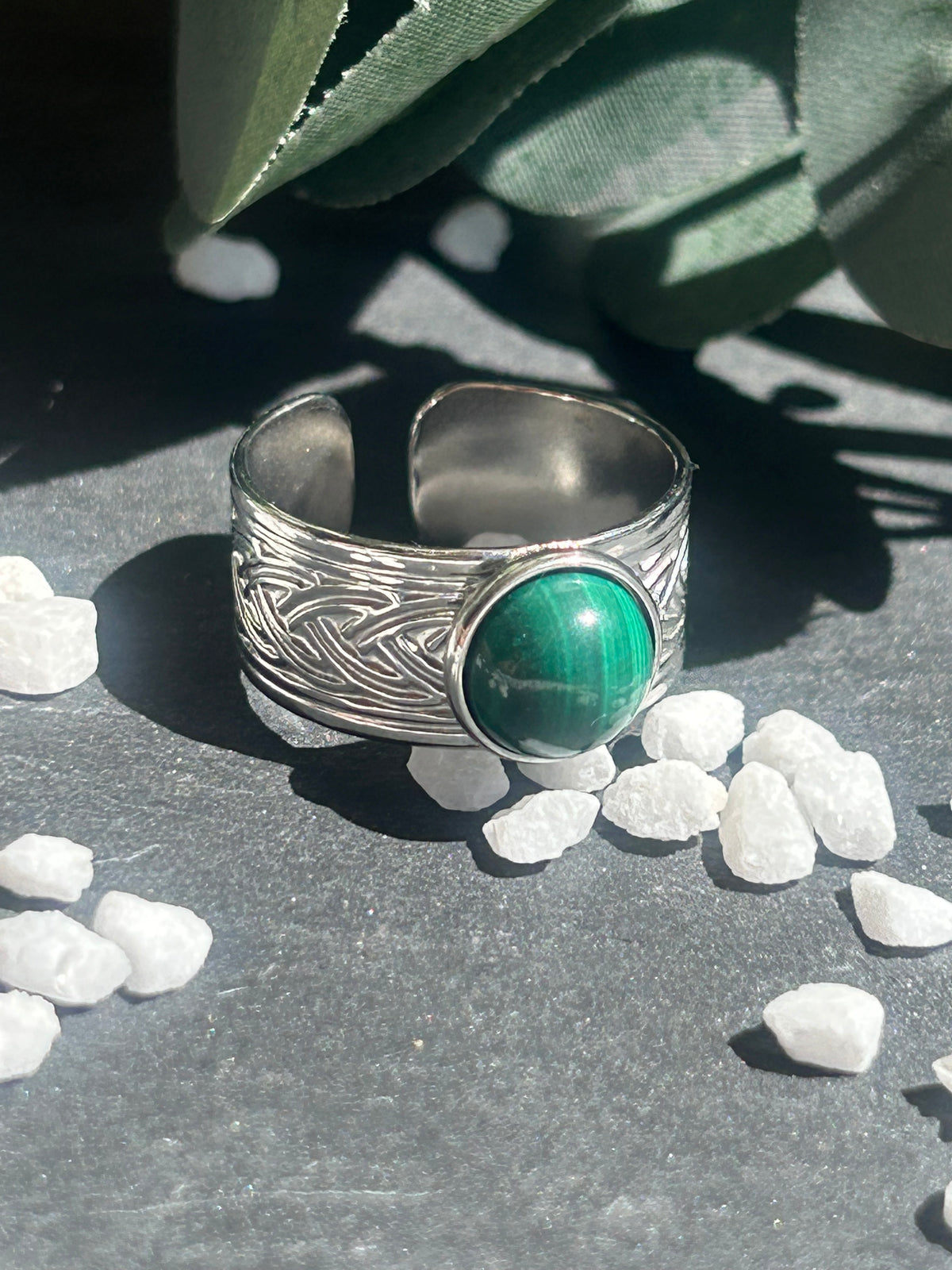 Bague Sylmor réglable à monture large texturée en acier inoxydable argenté, ornée d’un cabochon rond en malachite verte aux motifs naturels.