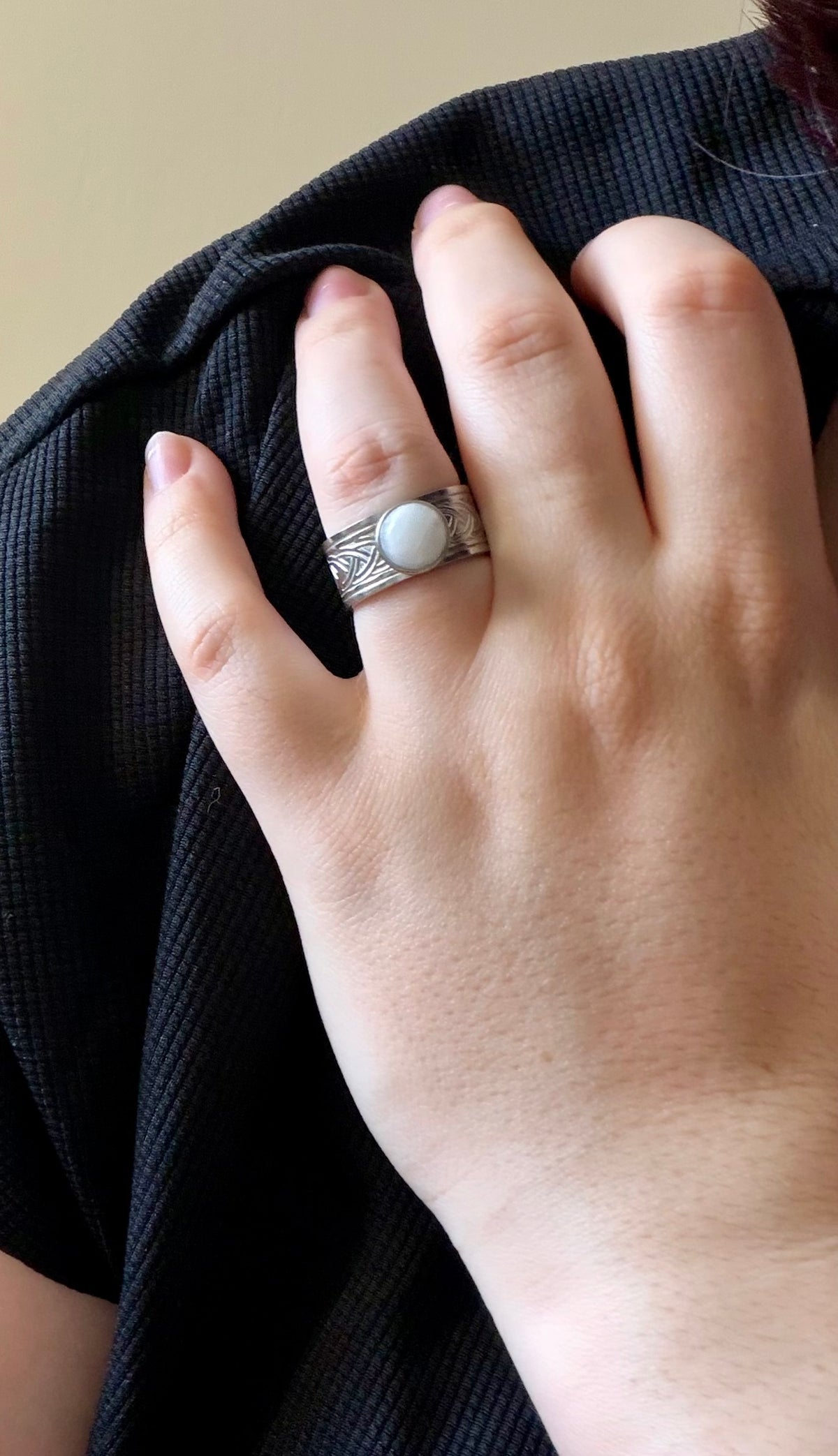 Bague Sylmor en acier inoxydable argenté avec cabochon rond en pierre de lune, portée au doigt.