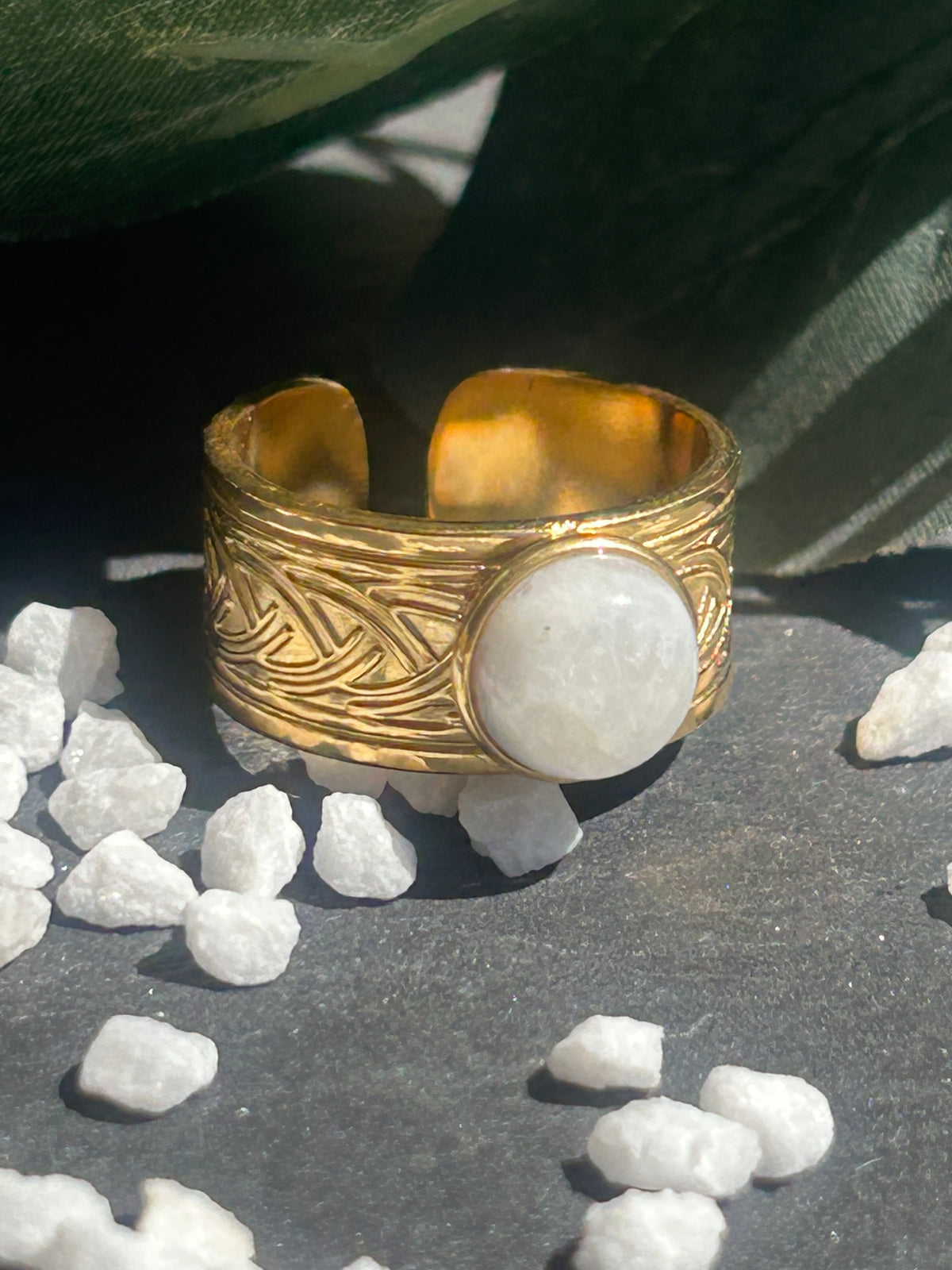 Bague Sylmor réglable à monture large texturée en acier inoxydable doré, ornée d’un cabochon rond en pierre de lune.