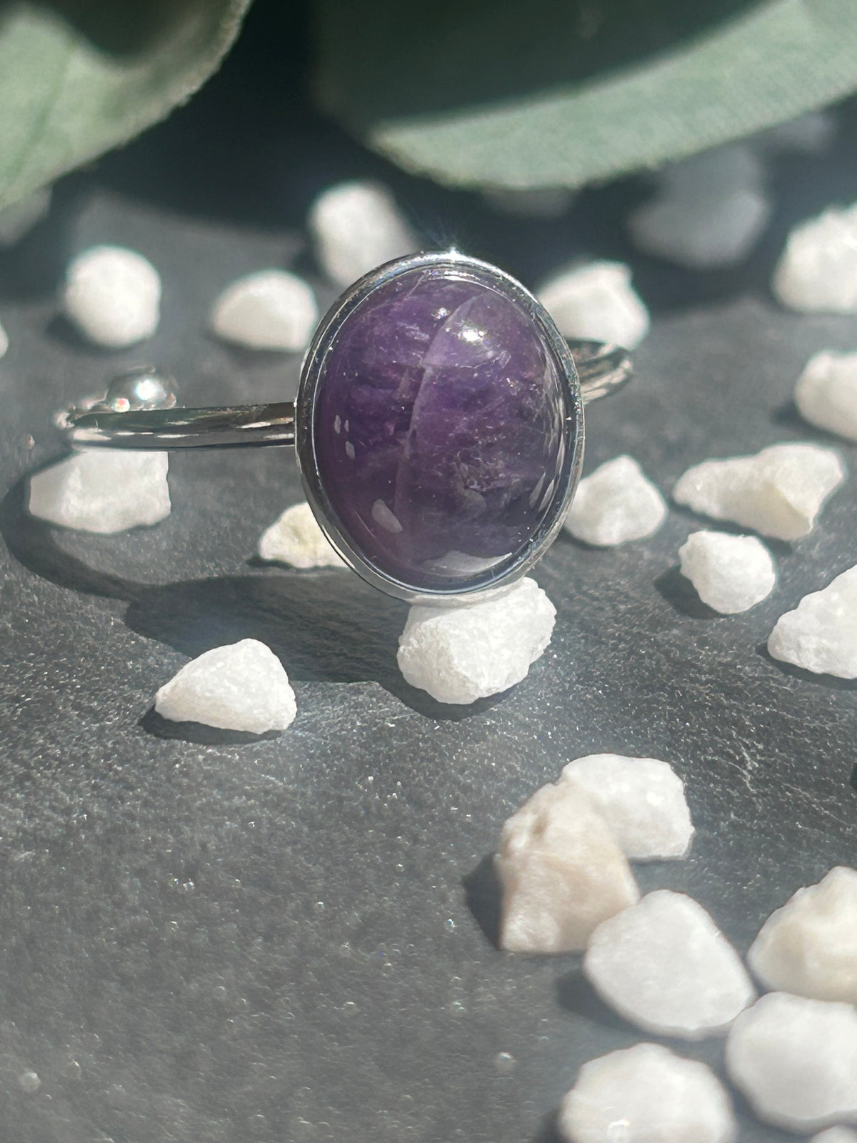 Bague Thémis réglable en acier inoxydable argenté, ornée d’un cabochon ovale en améthyste violette.