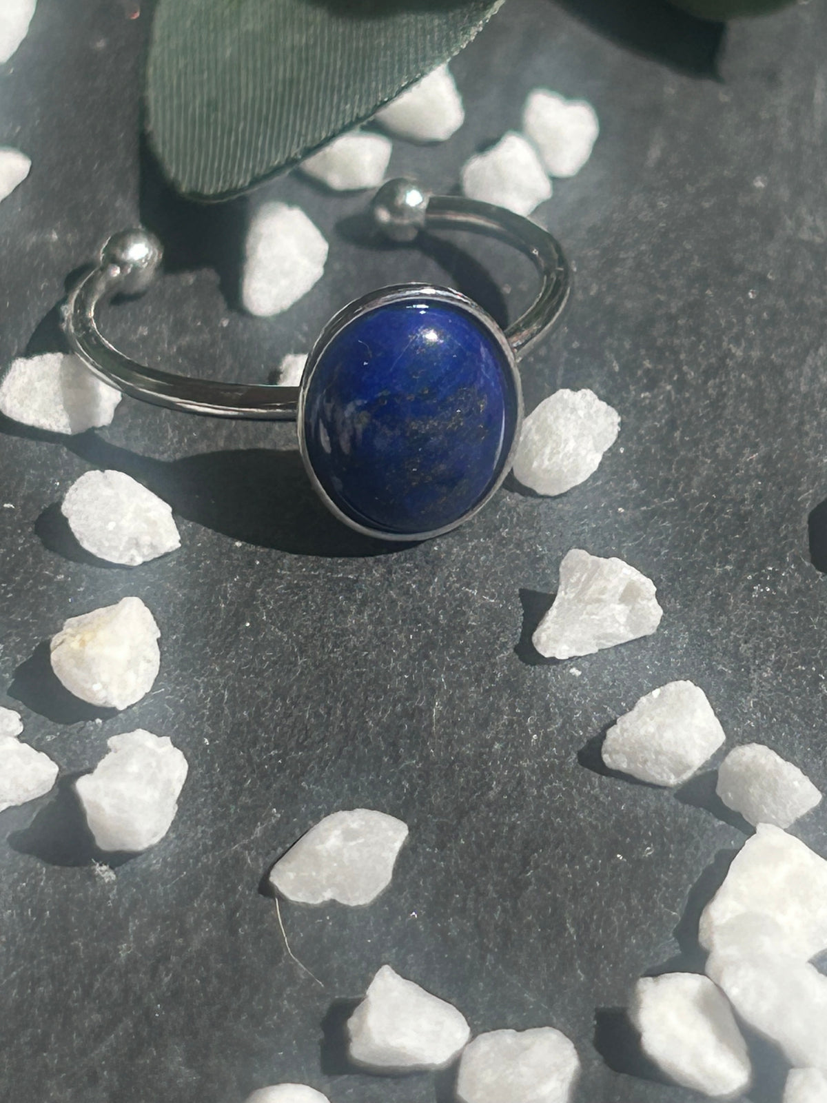 Bague Thémis réglable en acier inoxydable argenté, ornée d’un cabochon ovale en lapis-lazuli bleu profond.