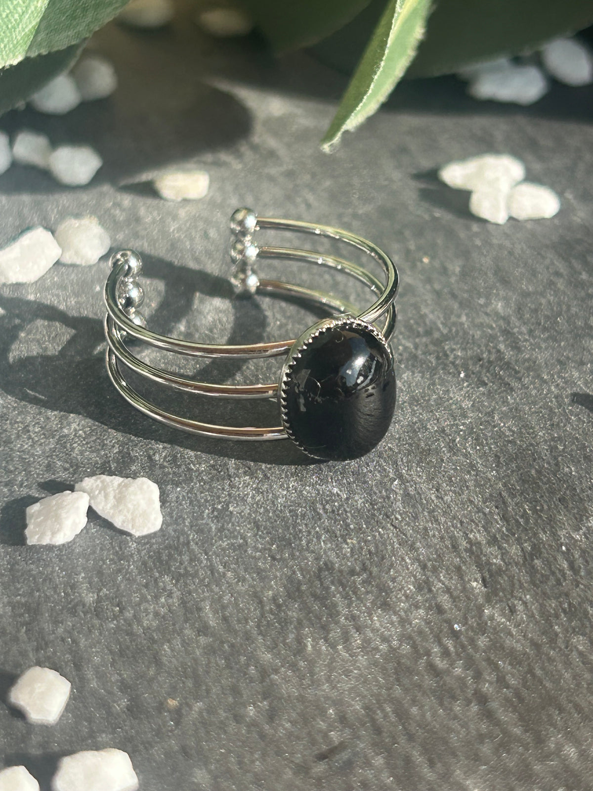 Bague Trinæa réglable à trois anneaux en acier inoxydable argenté, ornée d’une agate noire ovale.