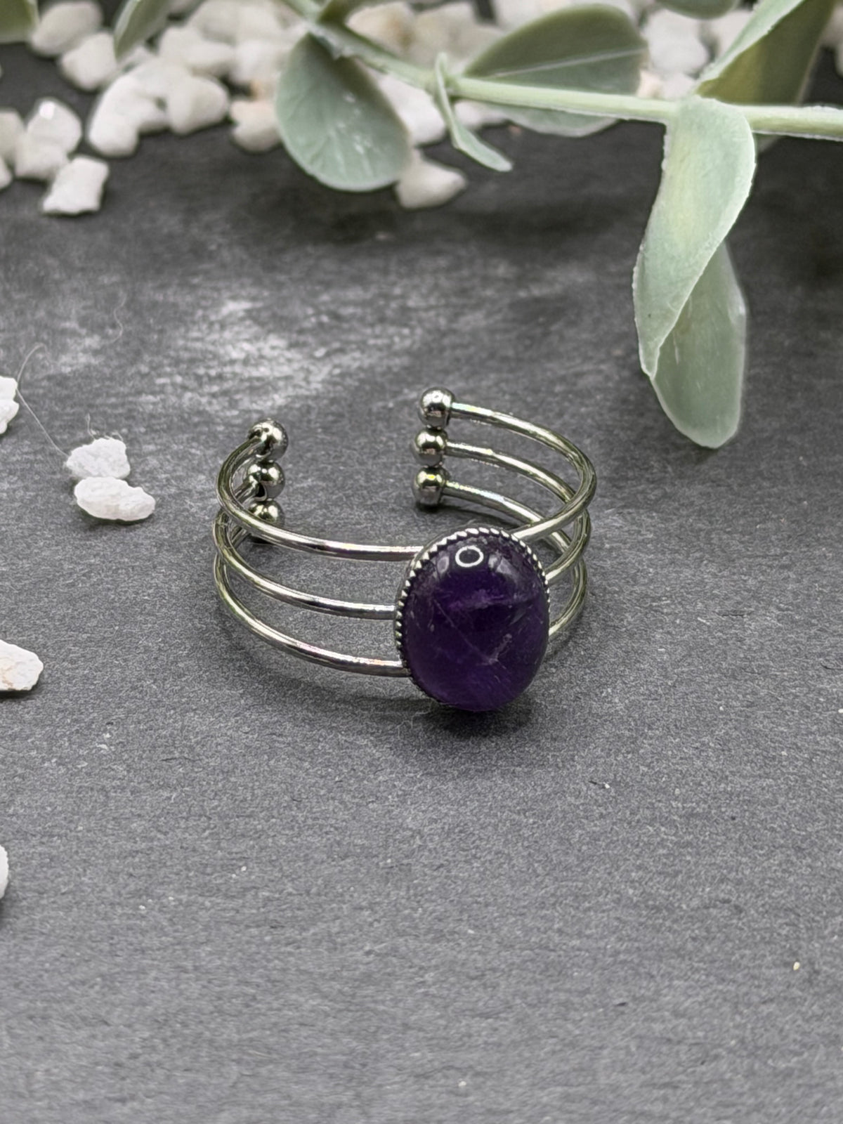 Bague Trinæa réglable à trois anneaux en acier inoxydable argenté, ornée d’une améthyste violette ovale.