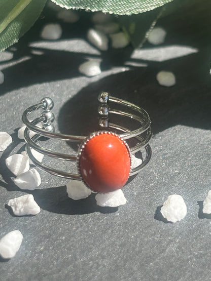 Bague Trinæa réglable à trois anneaux en acier inoxydable argenté, ornée d’un jaspe rouge ovale.