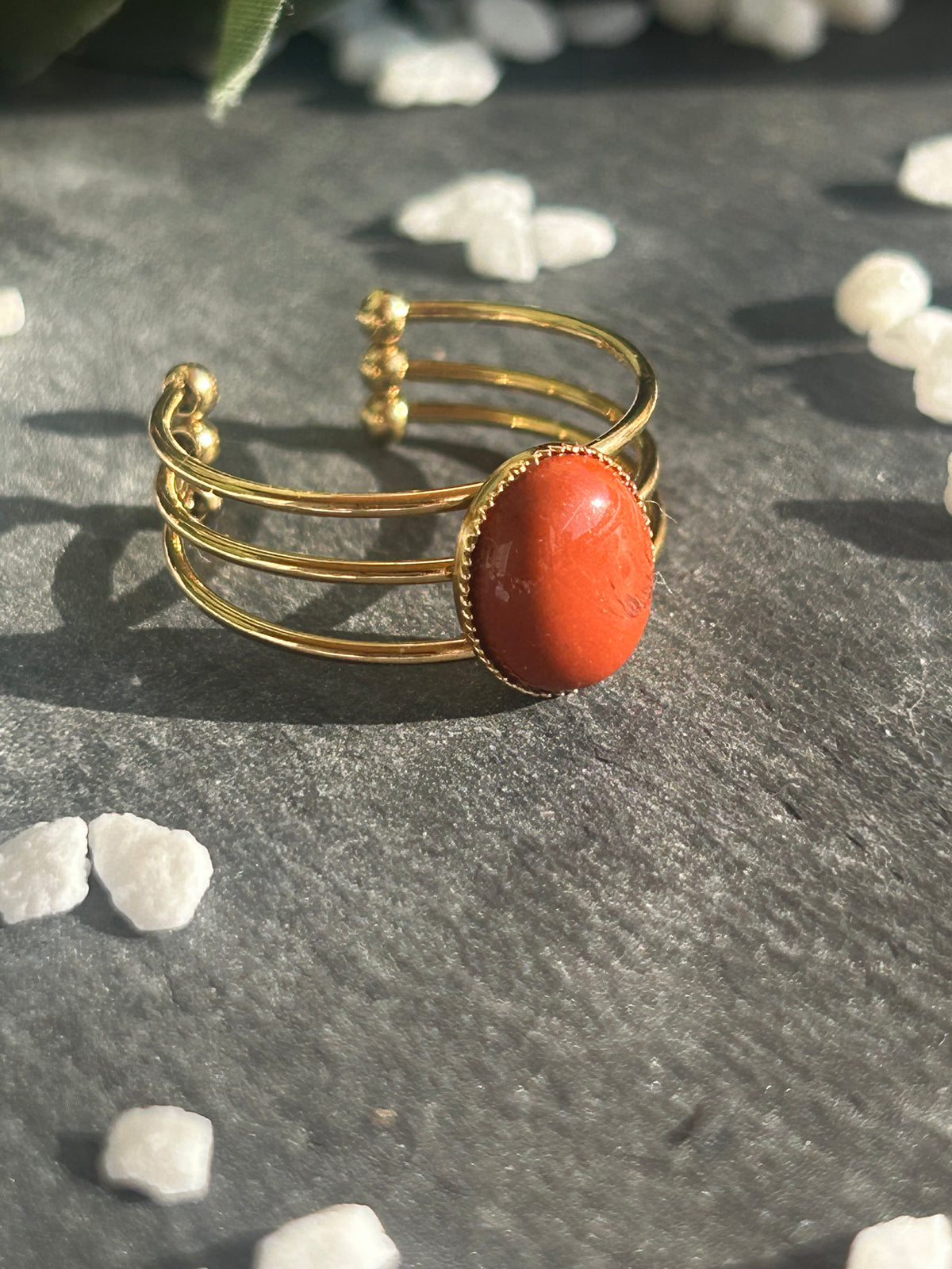 Bague Trinæa réglable à trois anneaux en acier inoxydable doré, ornée d’un jaspe rouge ovale.