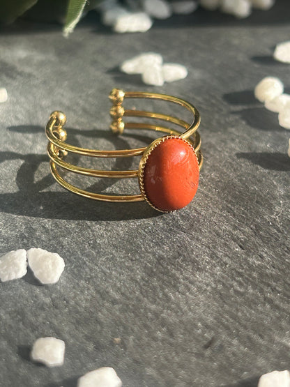 Bague Trinæa réglable à trois anneaux en acier inoxydable doré, ornée d’un jaspe rouge ovale.