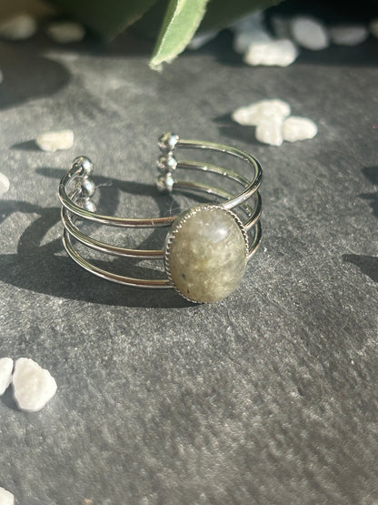 Bague Trinæa réglable à trois anneaux en acier inoxydable argenté, ornée d’une labradorite ovale.