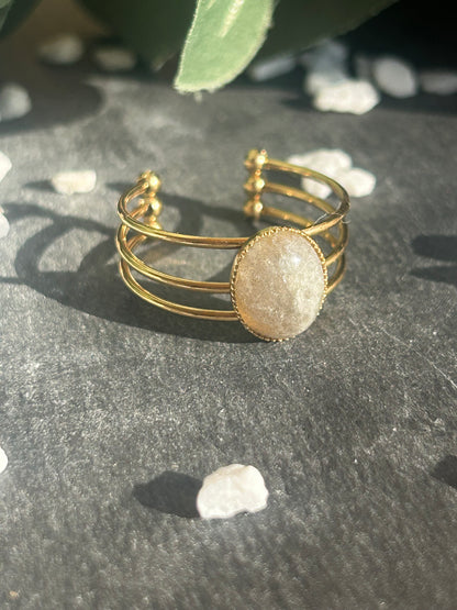 Bague Trinæa réglable à trois anneaux en acier inoxydable doré, ornée d’une labradorite ovale.