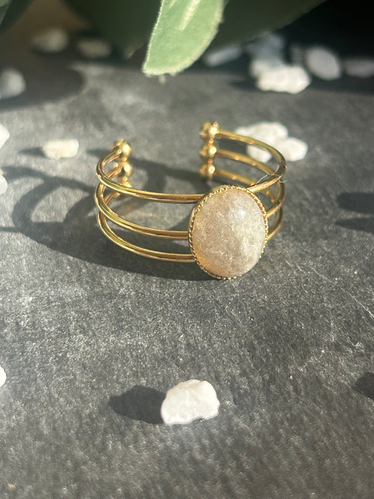 Bague Trinæa réglable à trois anneaux en acier inoxydable doré, ornée d’une labradorite ovale.