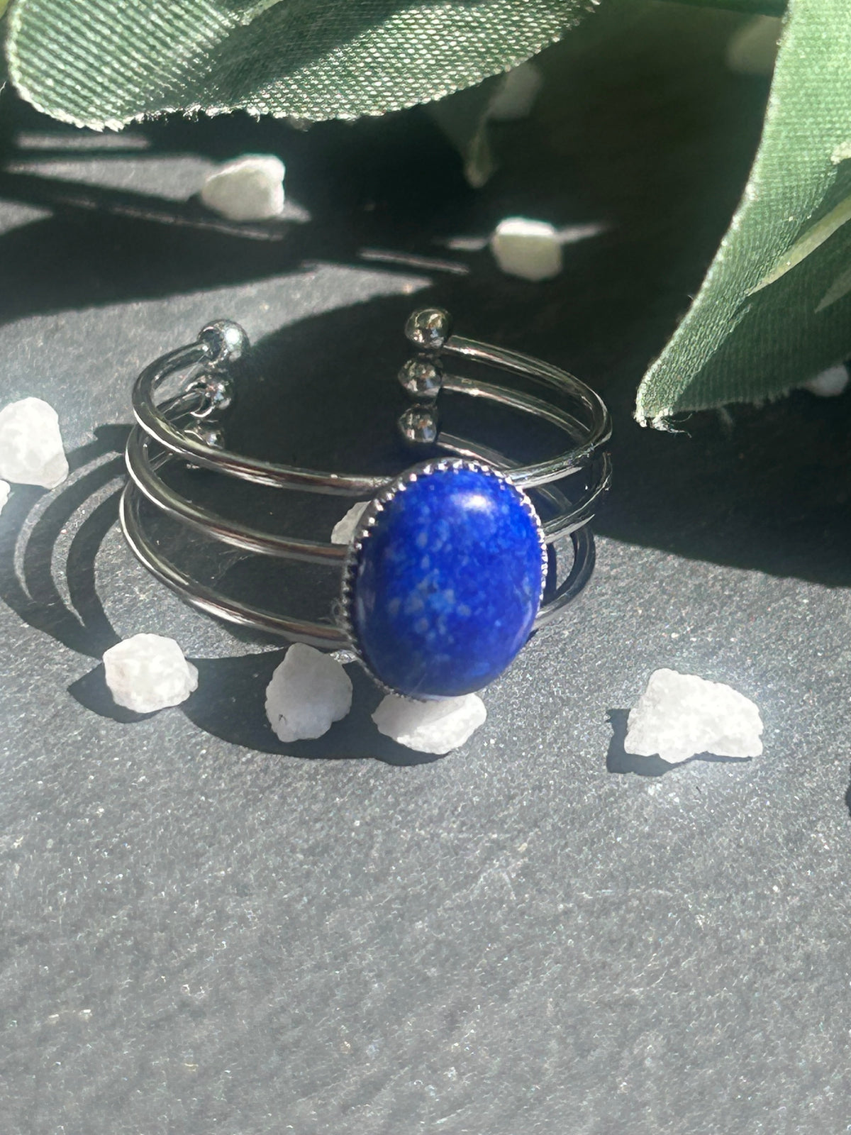 Bague Trinæa réglable à trois anneaux en acier inoxydable argenté, ornée d’un lapis-lazuli bleu ovale.