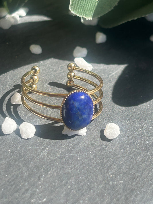 Bague Trinæa réglable à trois anneaux en acier inoxydable doré, ornée d’un lapis-lazuli bleu ovale.