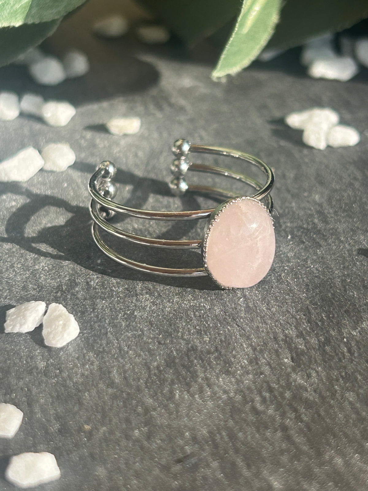 Bague Trinæa réglable à trois anneaux en acier inoxydable argenté, ornée d’un quartz rose ovale.