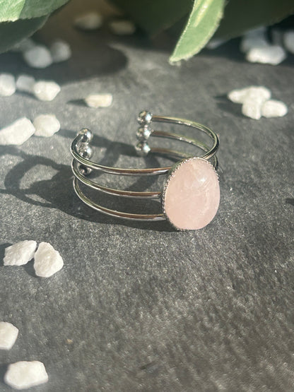 Bague Trinæa réglable à trois anneaux en acier inoxydable argenté, ornée d’un quartz rose ovale.