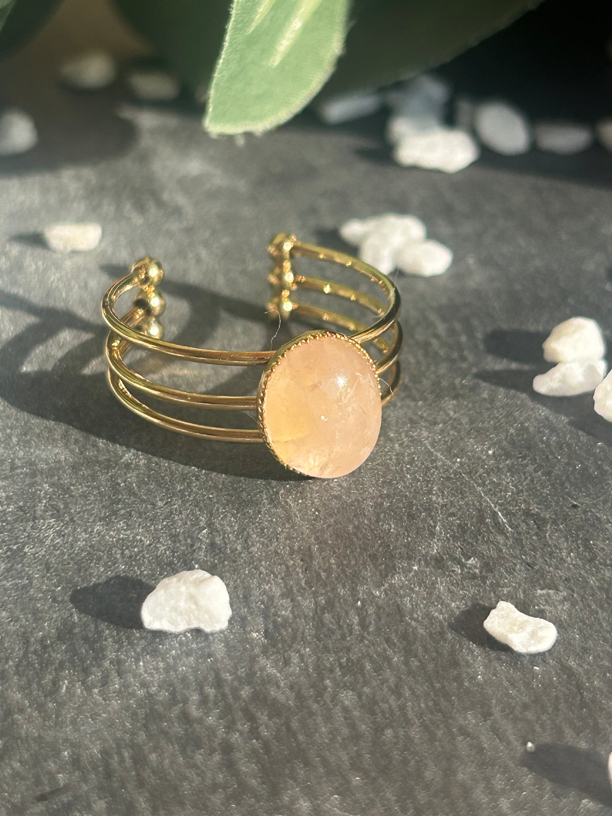 Bague Trinæa réglable à trois anneaux en acier inoxydable doré, ornée d’un quartz rose ovale.