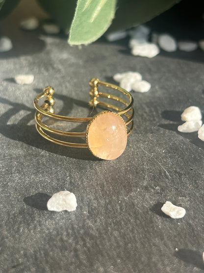 Bague Trinæa réglable à trois anneaux en acier inoxydable doré, ornée d’un quartz rose ovale.