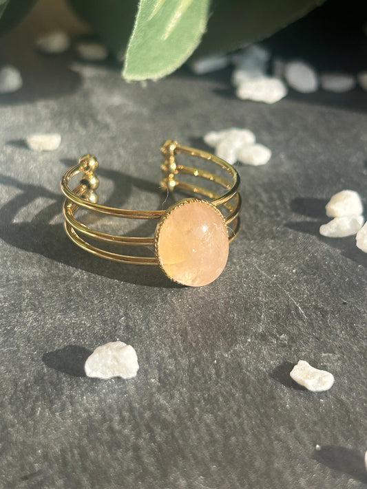 Bague Trinæa réglable à trois anneaux en acier inoxydable doré, ornée d’un quartz rose ovale.