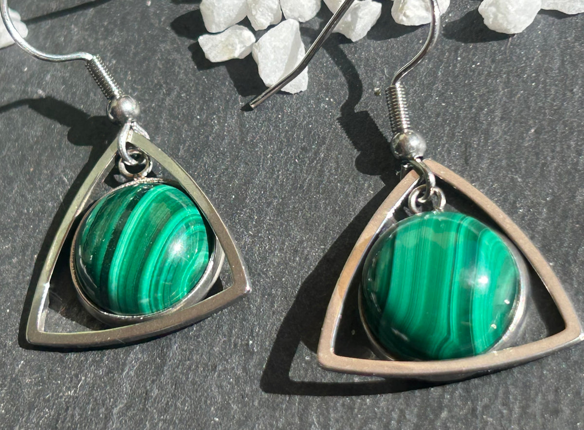 Paire de boucles d’oreilles pendantes Aeltria en acier inoxydable argenté, avec des montures triangulaires et des cabochons ronds en malachite verte aux motifs rubanés.