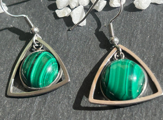 Paire de boucles d’oreilles pendantes Aeltria en acier inoxydable argenté, avec des montures triangulaires et des cabochons ronds en malachite verte aux motifs rubanés.