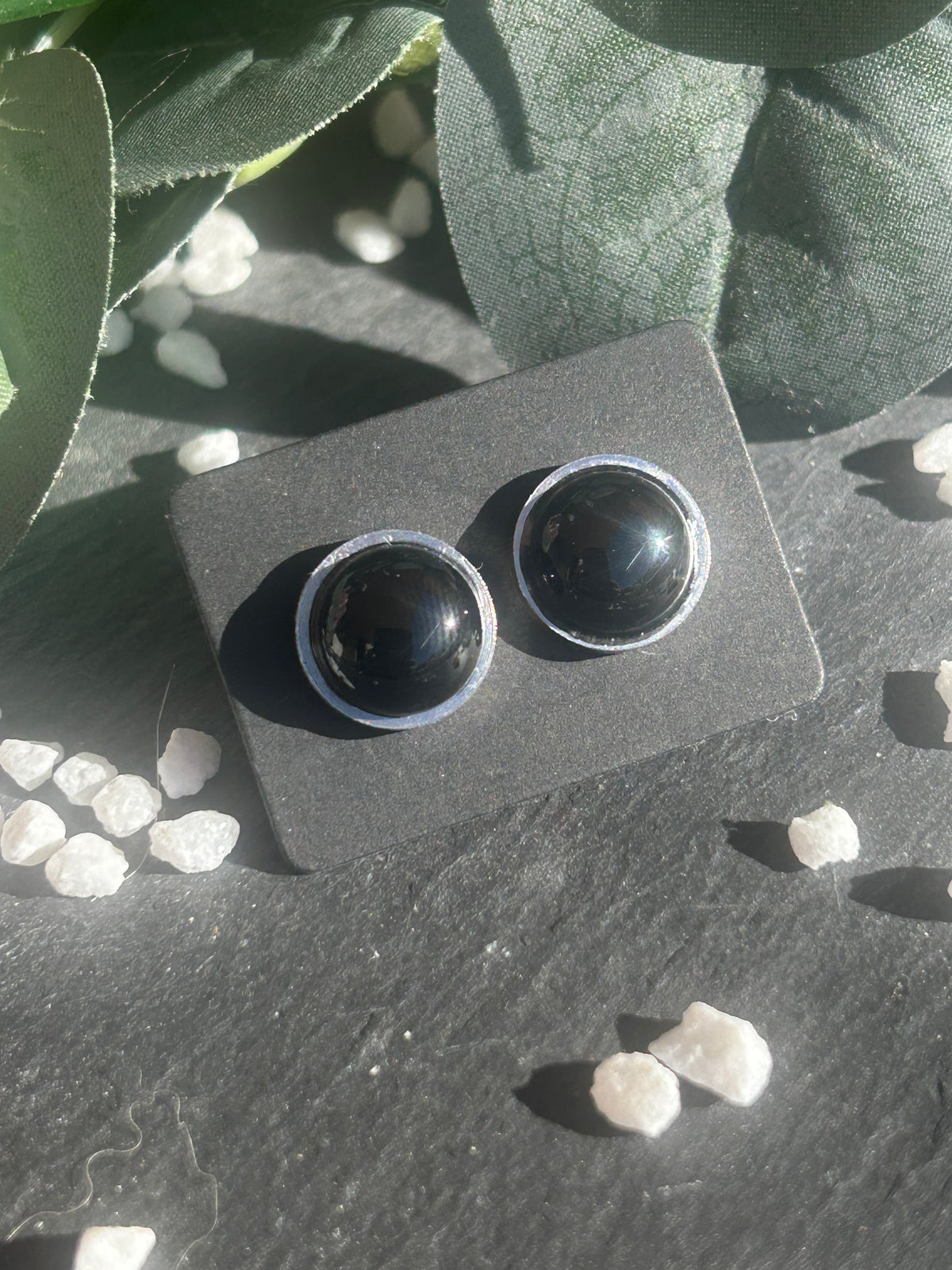 Paire de boucles d’oreilles puces Séléna en acier inoxydable argenté, ornées de cabochons ronds de 10 mm en agate noire naturelle.