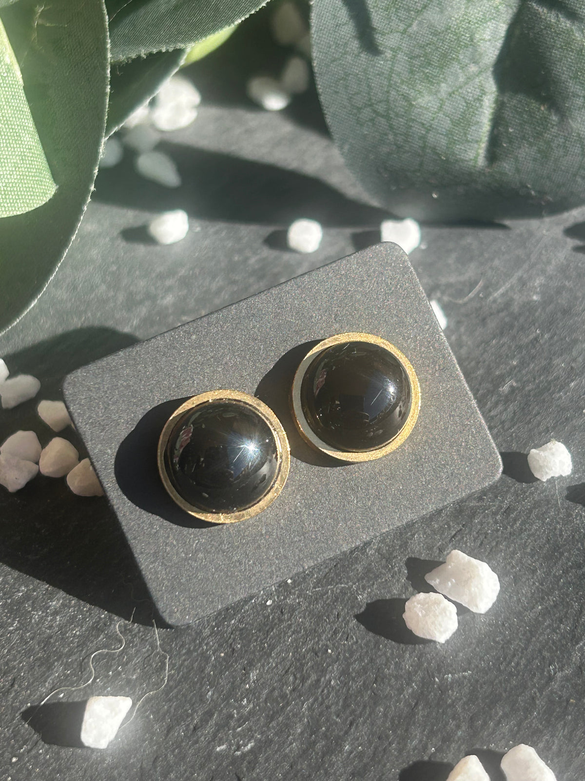 Paire de boucles d’oreilles puces Séléna en acier inoxydable doré, ornées de cabochons ronds de 10 mm en agate noire naturelle.