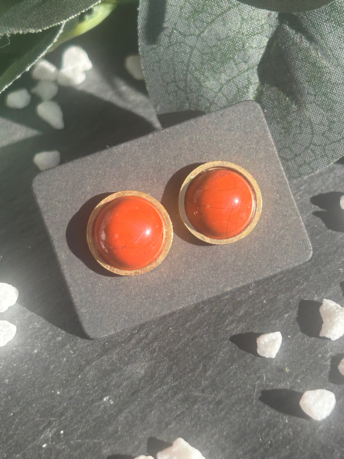 Paire de boucles d’oreilles puces Séléna en acier inoxydable doré, ornées de cabochons ronds de 10 mm en jaspe rouge naturel.