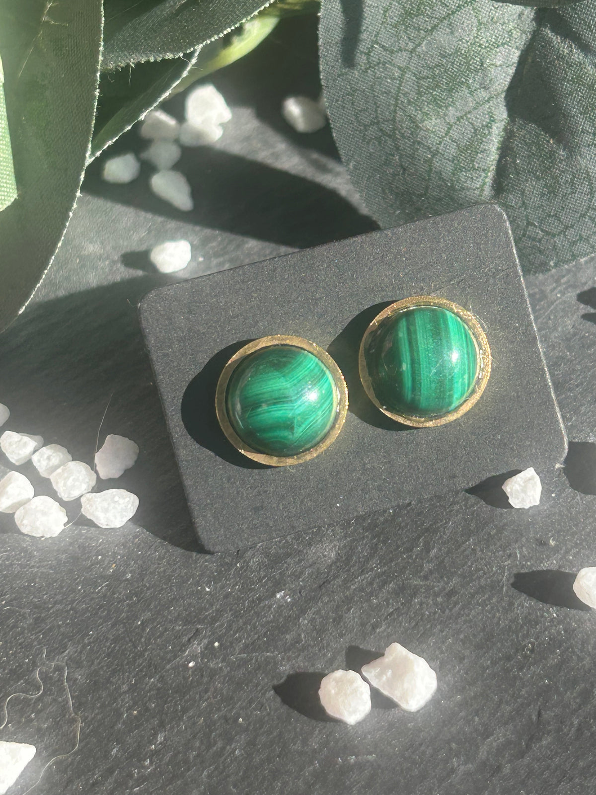 Paire de boucles d’oreilles puces Séléna en acier inoxydable doré, ornées de cabochons ronds de 10 mm en malachite verte aux motifs naturels.