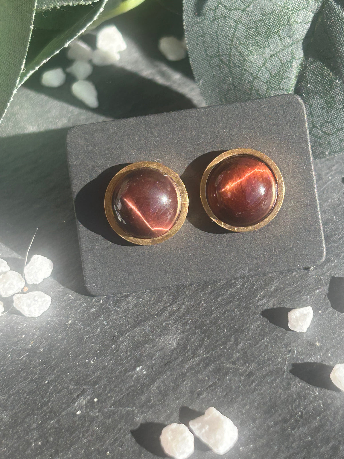 Paire de boucles d’oreilles puces Séléna en acier inoxydable doré, ornées de cabochons ronds de 10 mm en œil de taureau rouge brun.