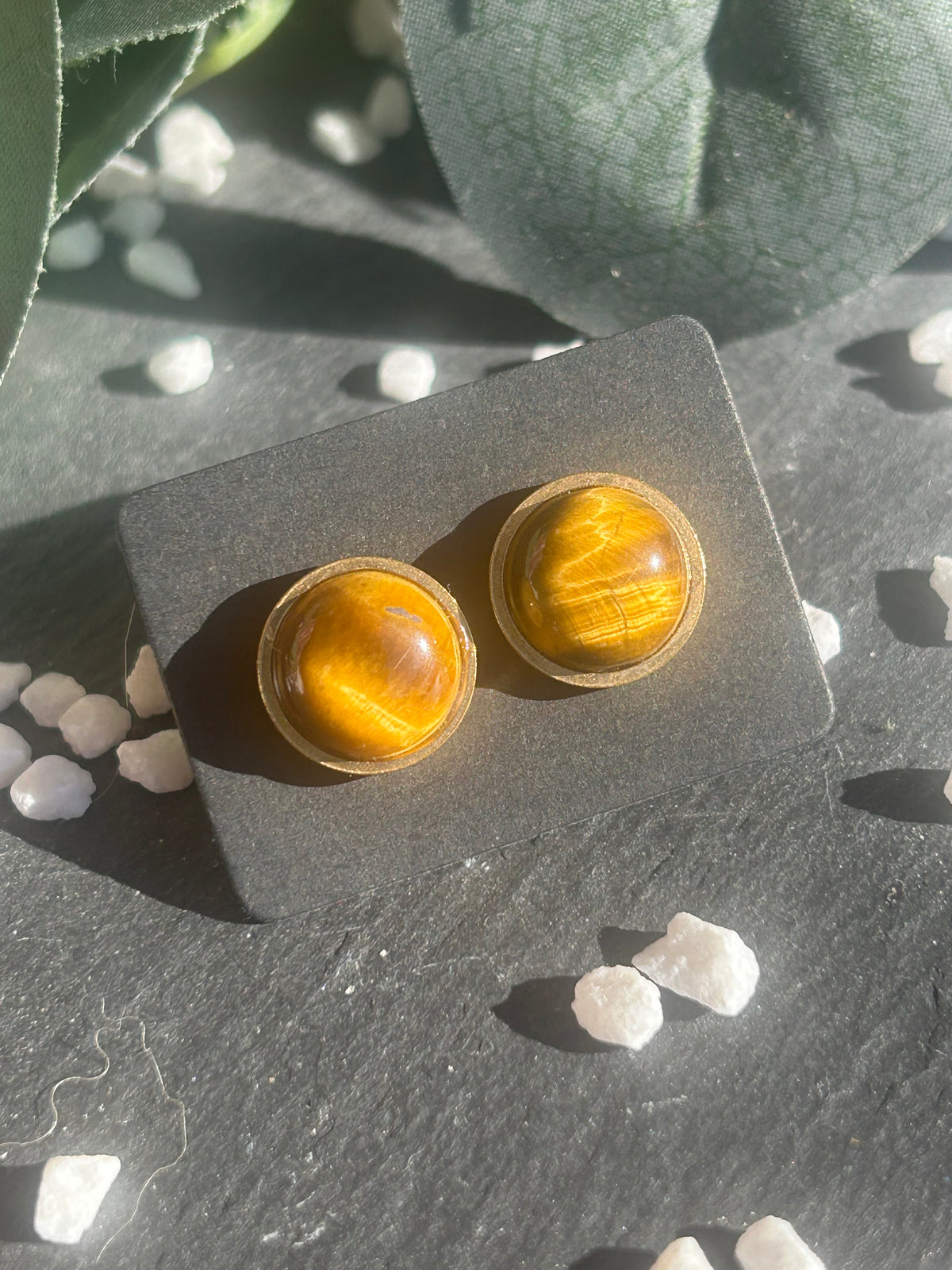 Paire de boucles d’oreilles puces Séléna en acier inoxydable doré, ornées de cabochons ronds de 10 mm en œil de tigre brun doré.
