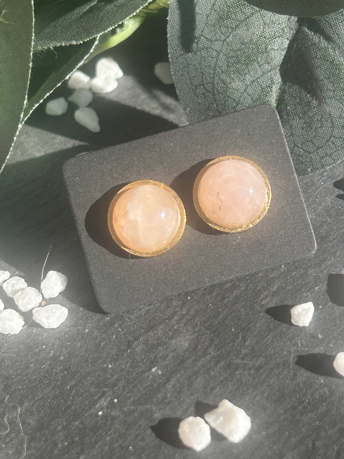 Paire de boucles d’oreilles puces Séléna en acier inoxydable doré, ornées de cabochons ronds de 10 mm en quartz rose naturel.
