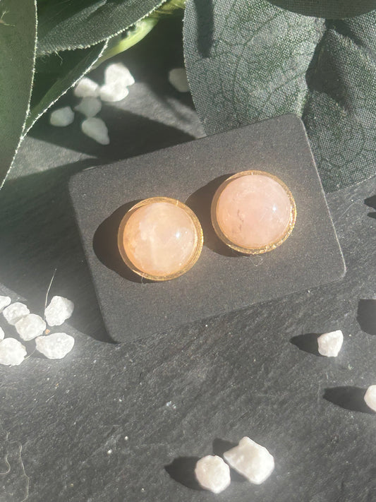 Paire de boucles d’oreilles puces Séléna en acier inoxydable doré, ornées de cabochons ronds de 10 mm en quartz rose naturel.