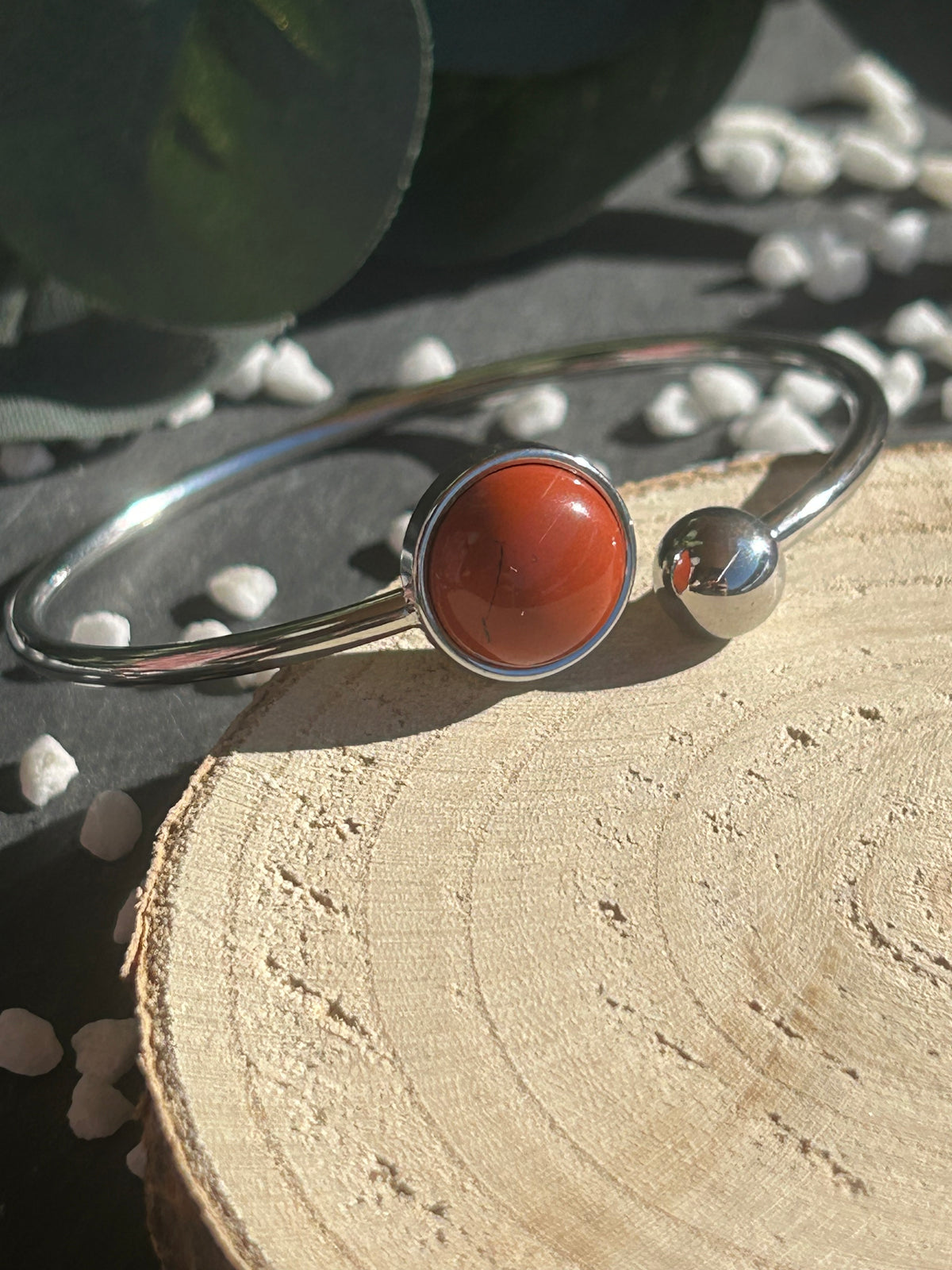 Bracelet jonc Lunae en acier inoxydable argenté, orné d’un cabochon rond de 12 mm en jaspe rouge naturel et d’une bille fixe.