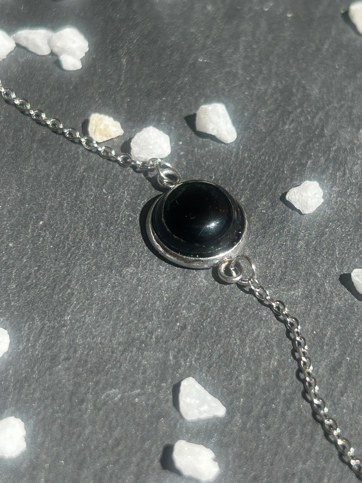 Bracelet Séléna en acier inoxydable argenté, orné d’un cabochon rond de 10 mm en agate noire naturelle.