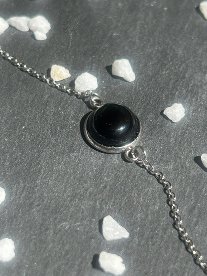 Bracelet Séléna en acier inoxydable argenté, orné d’un cabochon rond de 10 mm en agate noire naturelle.