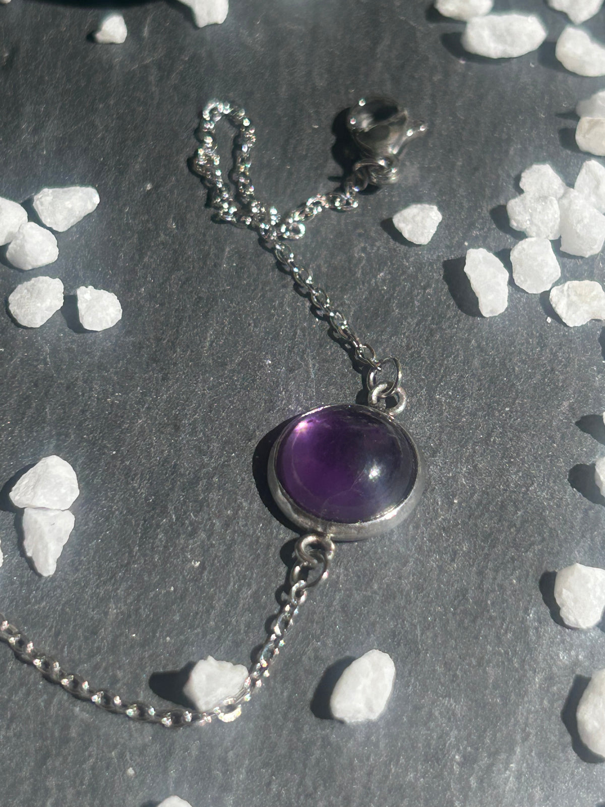 Bracelet Séléna en acier inoxydable argenté, orné d’un cabochon rond de 10 mm en améthyste violette.