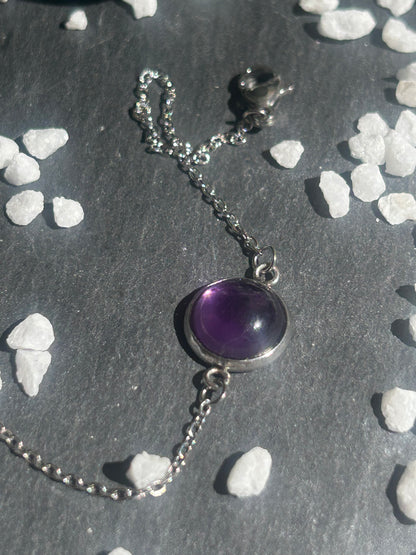 Bracelet Séléna en acier inoxydable argenté, orné d’un cabochon rond de 10 mm en améthyste violette.