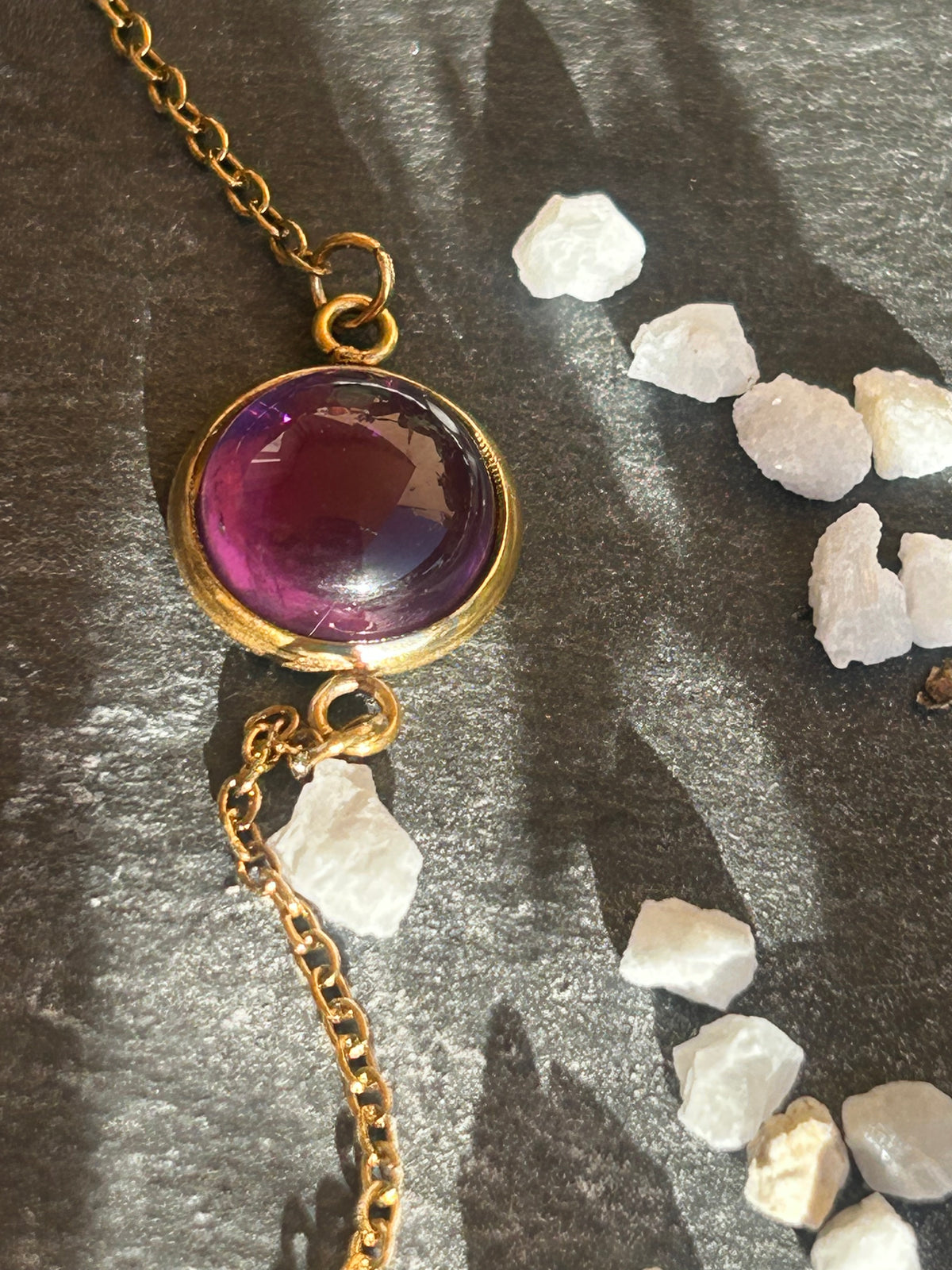 Bracelet Séléna en acier inoxydable doré, orné d’un cabochon rond de 10 mm en améthyste violette.