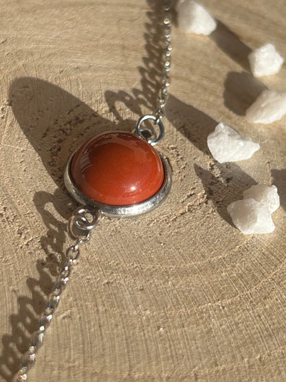 Bracelet Séléna en acier inoxydable argenté, orné d’un cabochon rond de 10 mm en jaspe rouge naturel.