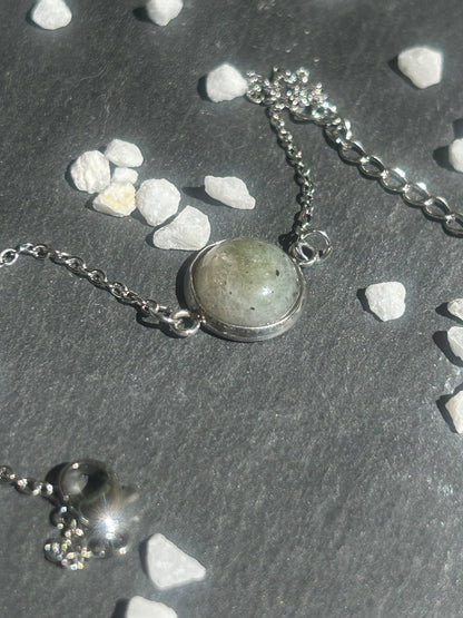 Bracelet Séléna en acier inoxydable argenté, orné d’un cabochon rond de 10 mm en labradorite naturelle.
