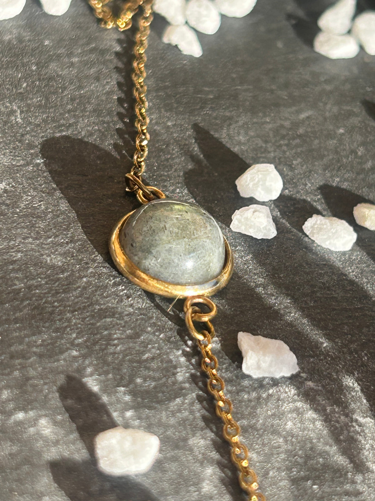 Bracelet Séléna en acier inoxydable doré, orné d’un cabochon rond de 10 mm en labradorite naturelle.