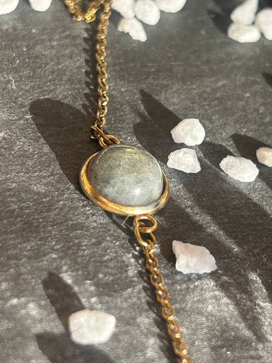 Bracelet Séléna en acier inoxydable doré, orné d’un cabochon rond de 10 mm en labradorite naturelle.
