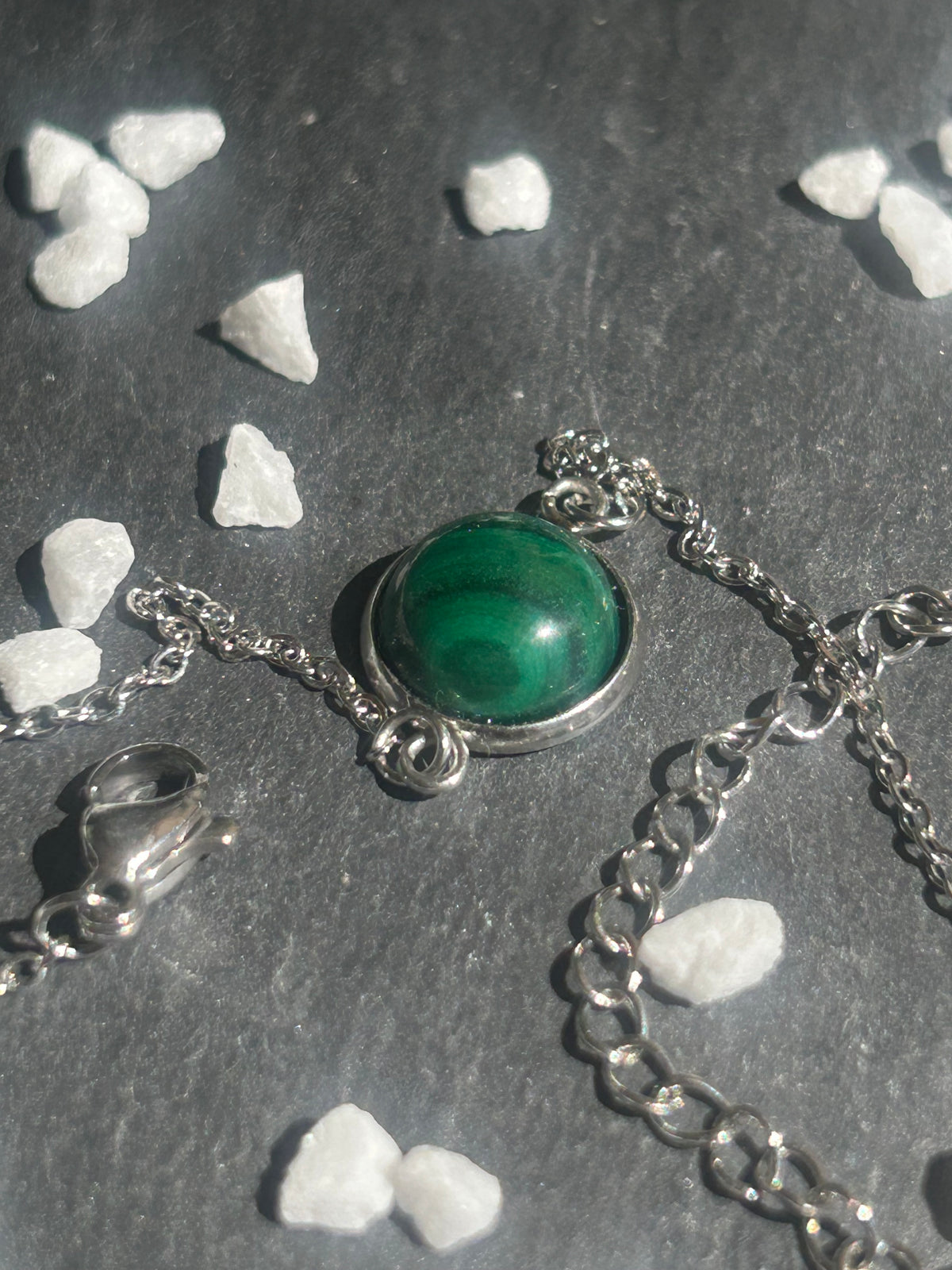 Bracelet Séléna en acier inoxydable argenté, orné d’un cabochon rond de 10 mm en malachite verte aux motifs naturels.