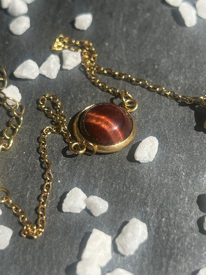 Bracelet Séléna en acier inoxydable doré, orné d’un cabochon rond de 10 mm en œil de taureau rouge brun.