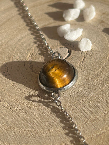 Bracelet Séléna en acier inoxydable argenté, orné d’un cabochon rond de 10 mm en œil de tigre brun doré.
