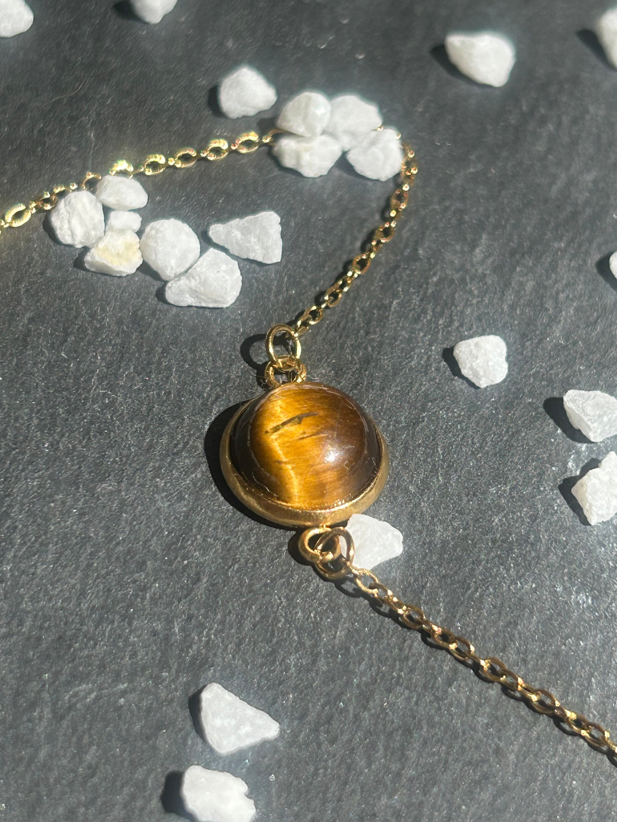 Bracelet Séléna en acier inoxydable doré, orné d’un cabochon rond de 10 mm en œil de tigre brun doré.