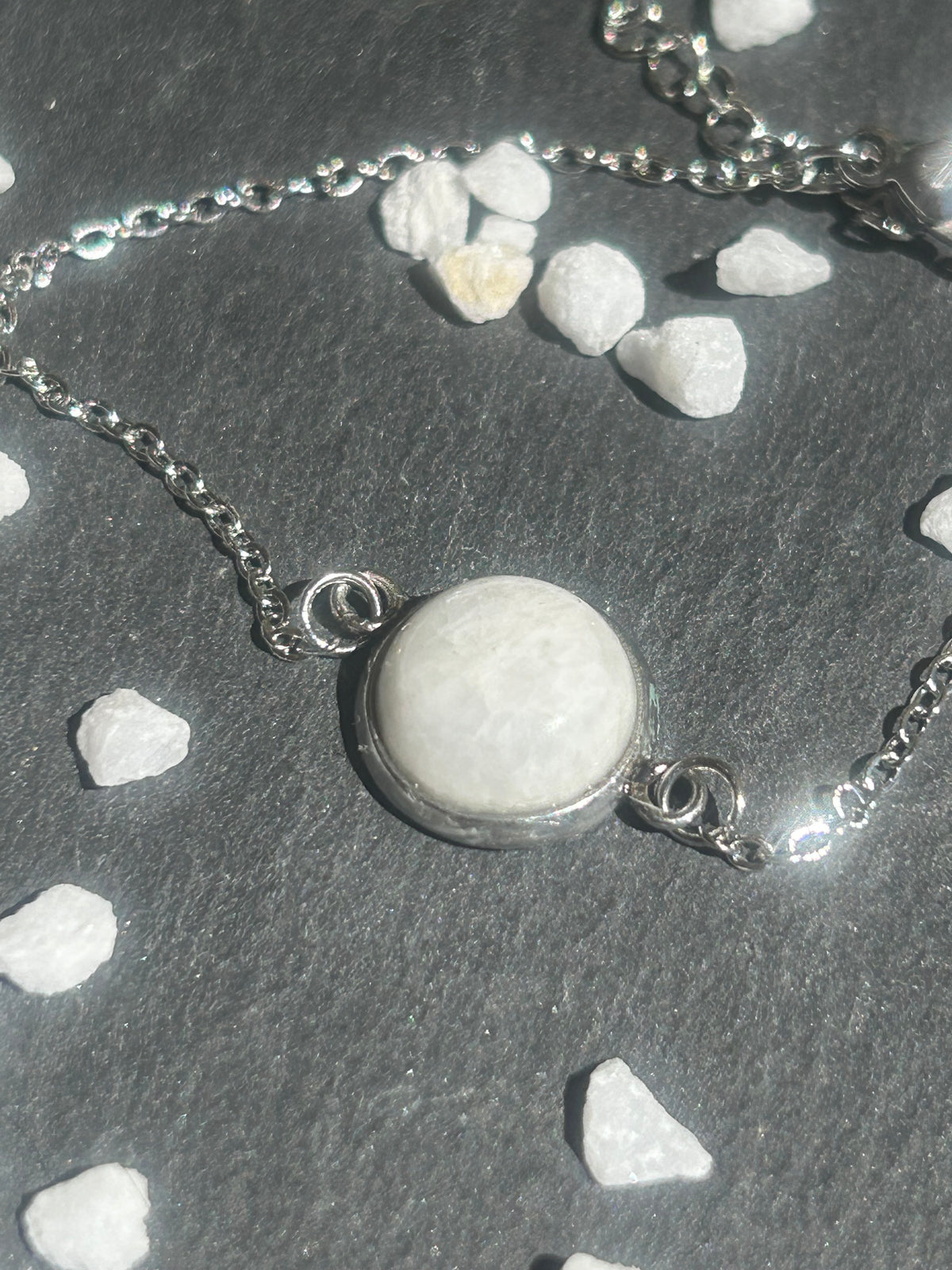Bracelet Séléna en acier inoxydable argenté, orné d’un cabochon rond de 10 mm en pierre de lune blanche.