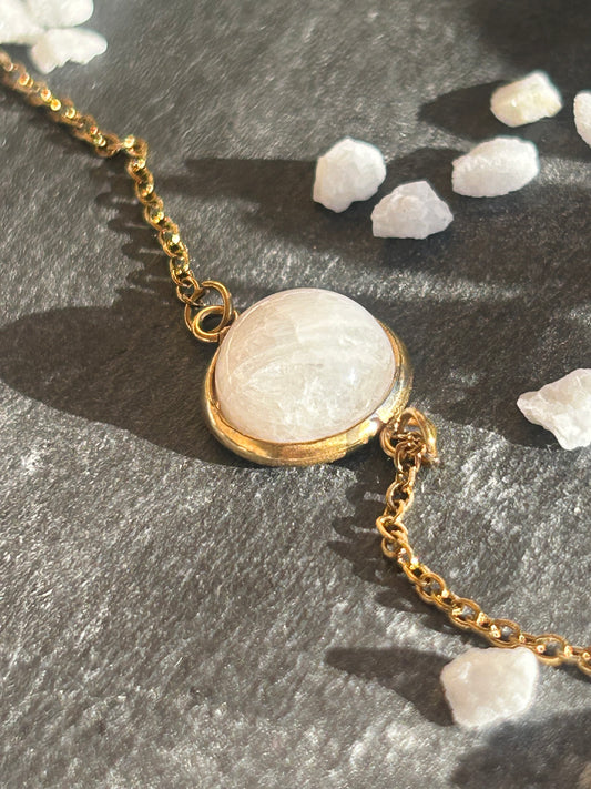 Bracelet Séléna en acier inoxydable doré, orné d’un cabochon rond de 10 mm en pierre de lune blanche.