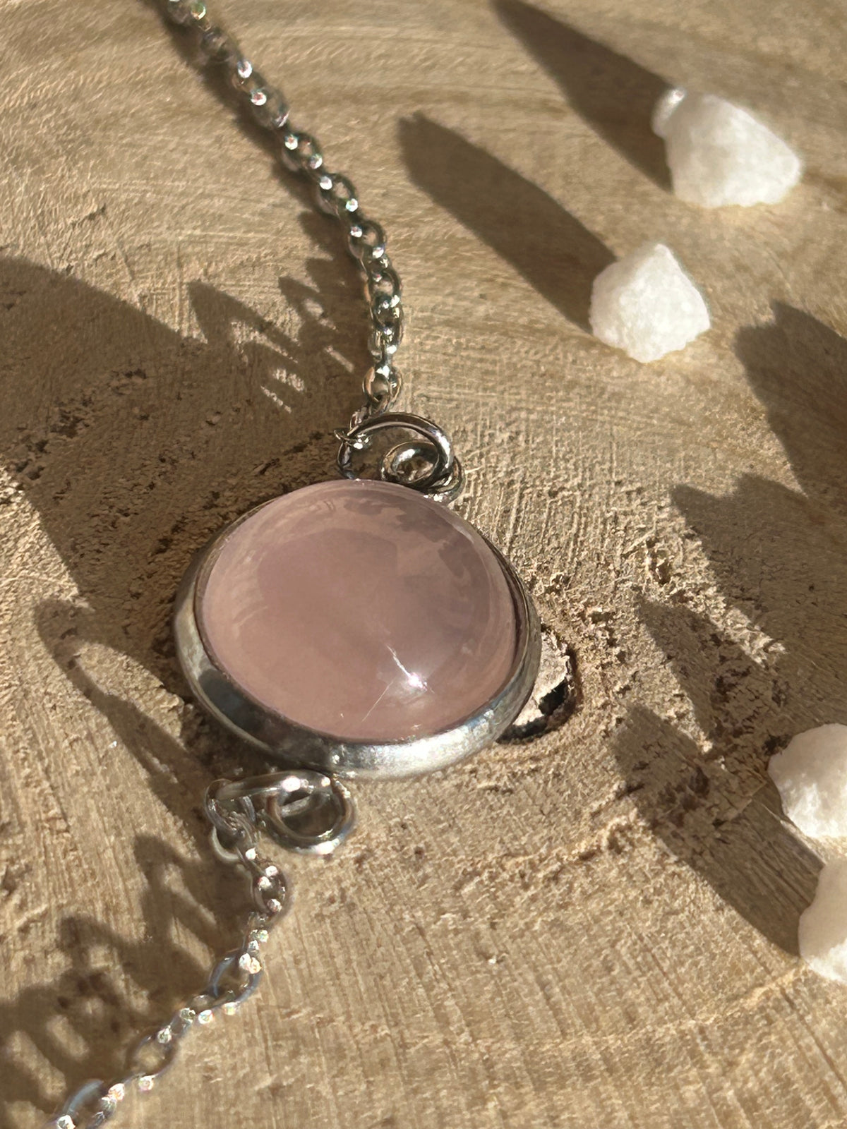 Bracelet Séléna en acier inoxydable argenté, orné d’un cabochon rond de 10 mm en quartz rose naturel.