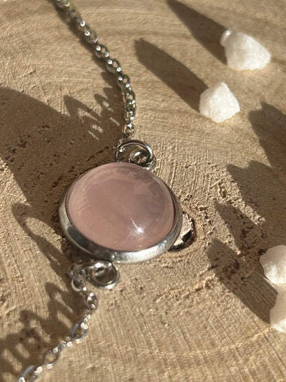Bracelet Séléna en acier inoxydable argenté, orné d’un cabochon rond de 10 mm en quartz rose naturel.